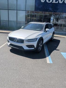 Crystal 2025 Volvo V60 Cross Country B5 Plus