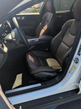 Crystal 2025 Volvo V60 Cross Country B5 Plus