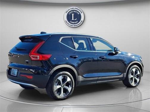 2025 Volvo XC40 B5 Plus Bright Theme