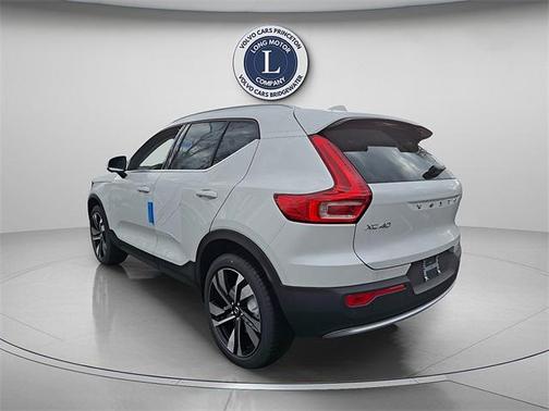 2025 Volvo XC40 B5 Plus Bright Theme