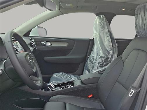 2025 Volvo XC40 B5 Plus Bright Theme