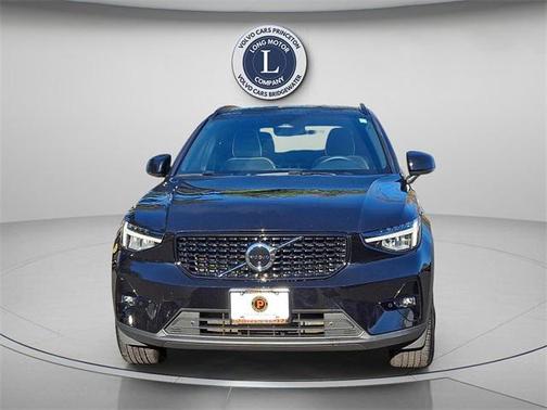 2025 Volvo XC40 B5 Plus Dark Theme