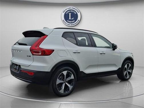 2025 Volvo XC40 B5 Plus Dark Theme