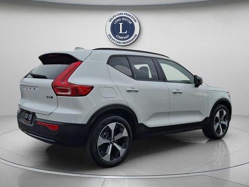 2025 Volvo XC40 B5 Plus Dark Theme