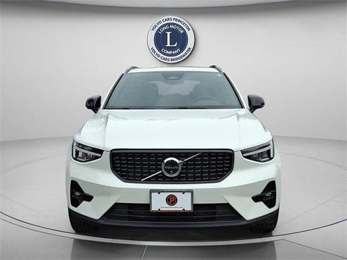 2025 Volvo XC40 B5 Plus Dark Theme