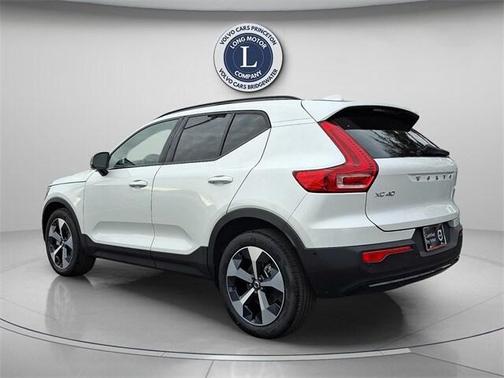 2025 Volvo XC40 B5 Plus Dark Theme