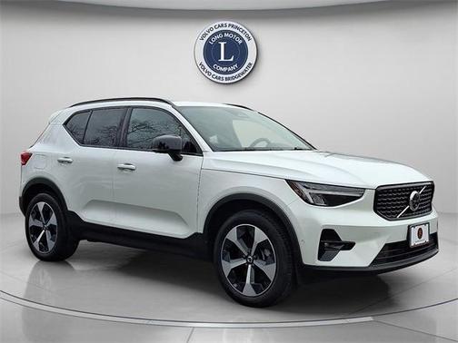 2025 Volvo XC40 B5 Plus Dark Theme