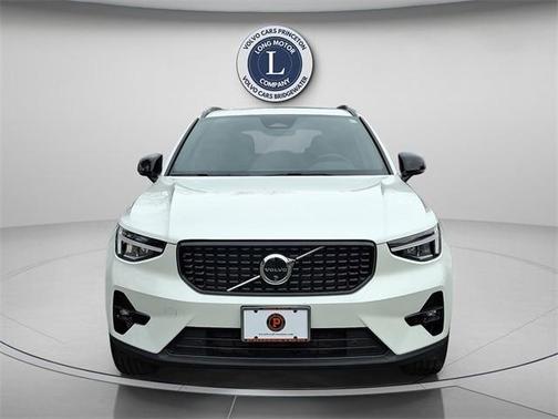 2025 Volvo XC40 B5 Plus Dark Theme