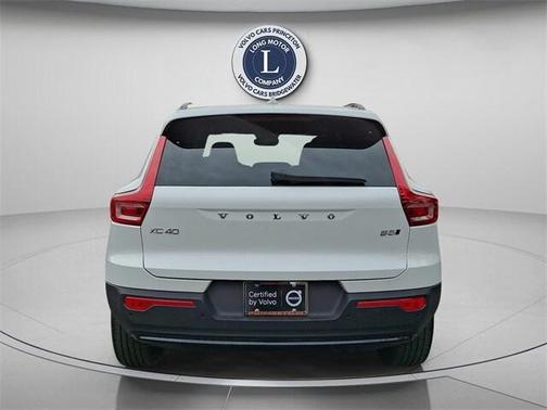 2025 Volvo XC40 B5 Plus Dark Theme