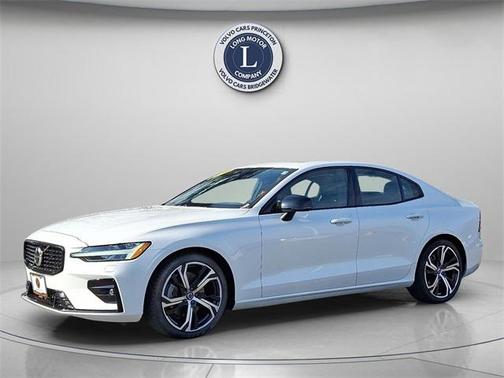 2024 Volvo S60 B5 Core Dark Theme