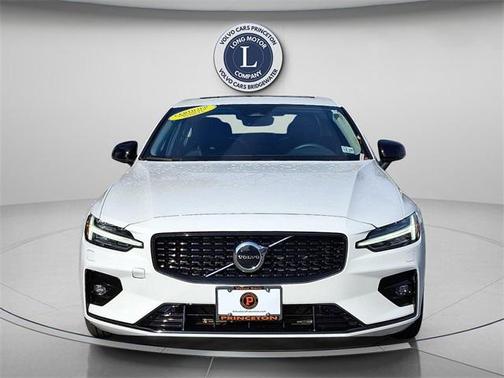 2024 Volvo S60 B5 Core Dark Theme