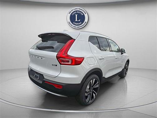 2025 Volvo XC40 B5 Plus Bright Theme