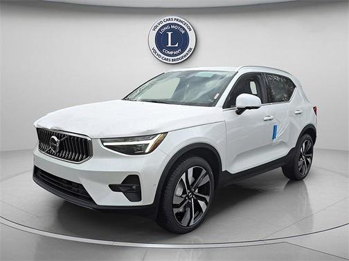 2025 Volvo XC40 B5 Plus Bright Theme