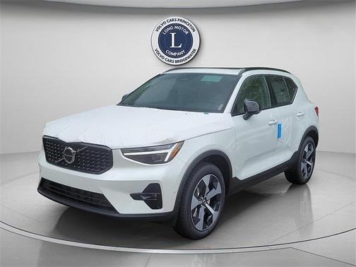 2025 Volvo XC40 Plus Dark Theme