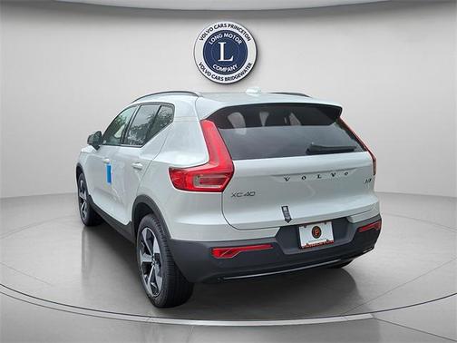 2025 Volvo XC40 Plus Dark Theme