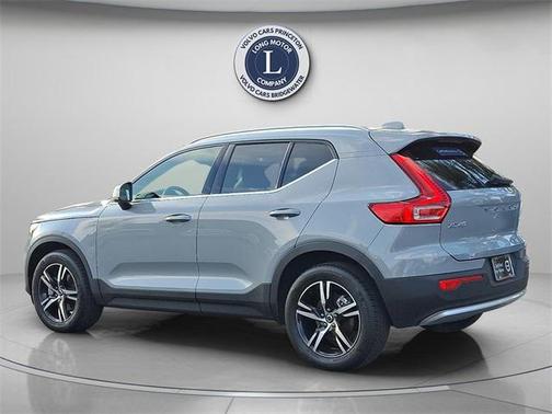2025 Volvo XC40 B5 Core Bright Theme