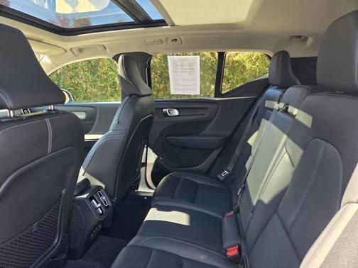 2025 Volvo XC40 B5 Core Bright Theme