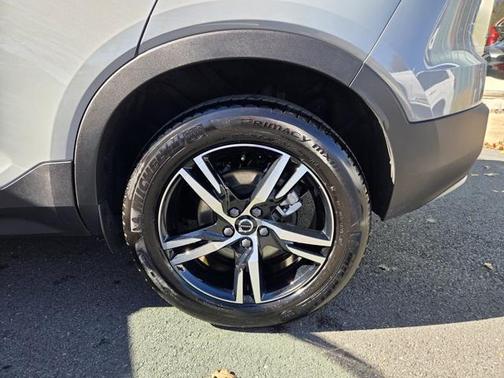 2025 Volvo XC40 B5 Core Bright Theme