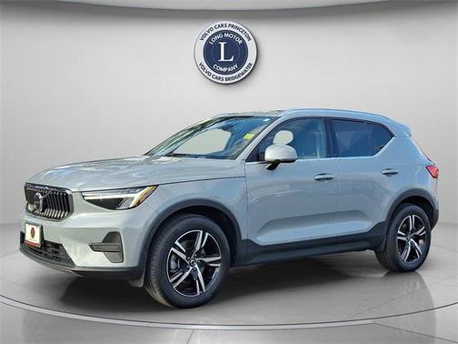 2025 Volvo XC40 B5 Core Bright Theme