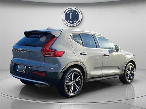2025 Volvo XC40 B5 Core Bright Theme