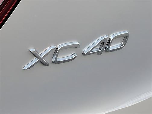 2025 Volvo XC40 Core Bright Theme