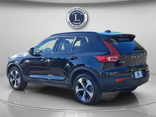 2025 Volvo XC40 B5 Plus Dark Theme
