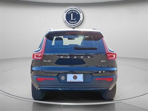 2025 Volvo XC40 B5 Plus Dark Theme