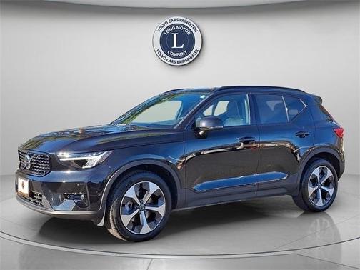 2025 Volvo XC40 B5 Plus Dark Theme