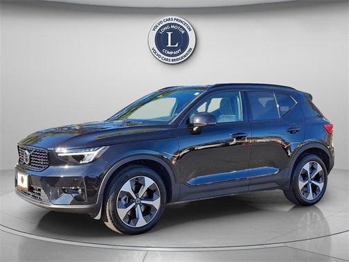 2025 Volvo XC40 B5 Plus Dark Theme