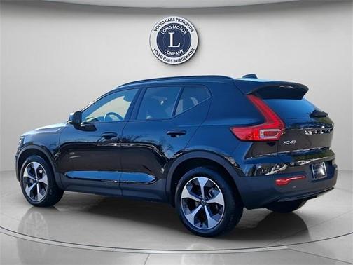 2025 Volvo XC40 B5 Plus Dark Theme
