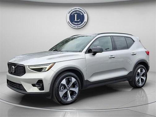 2025 Volvo XC40 B5 Plus Dark Theme