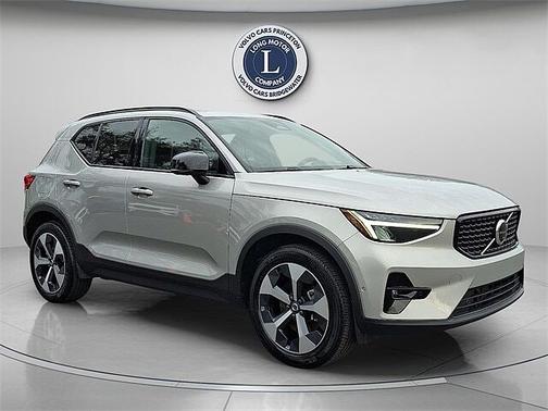 2025 Volvo XC40 B5 Plus Dark Theme