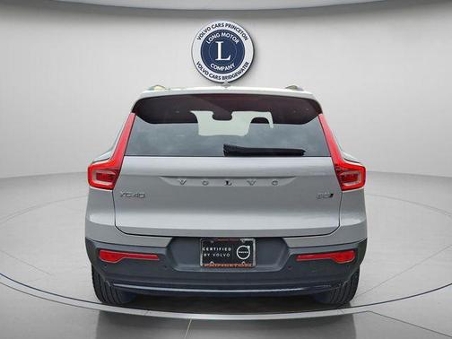 2025 Volvo XC40 B5 Plus Dark Theme
