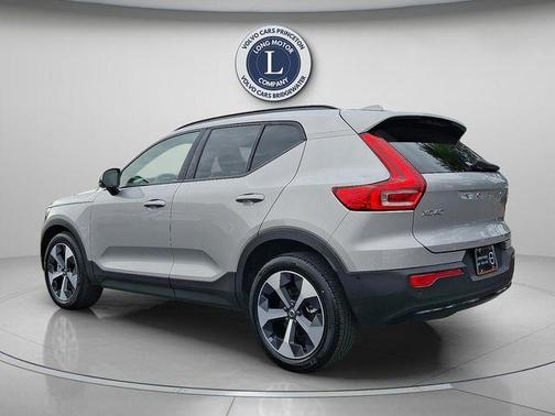 2025 Volvo XC40 B5 Plus Dark Theme