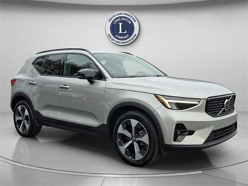 2025 Volvo XC40 B5 Plus Dark Theme