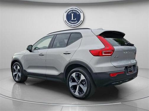 2025 Volvo XC40 B5 Plus Dark Theme