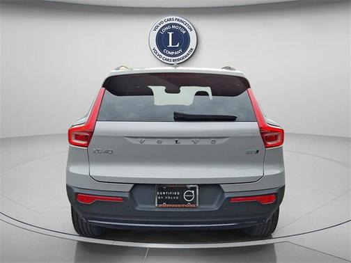 2025 Volvo XC40 B5 Plus Dark Theme