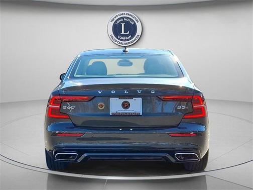 2022 Volvo S60 T5 Momentum