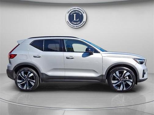 4 DR 2025 Volvo XC40 B5 Plus Dark Theme