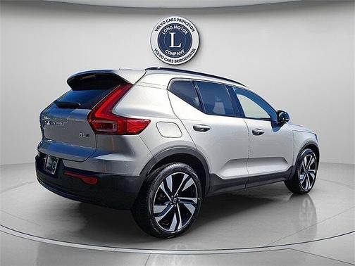 2025 Volvo XC40 B5 Plus Dark Theme