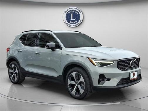 2025 Volvo XC40 B5 Plus Dark Theme