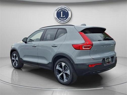 2025 Volvo XC40 B5 Plus Dark Theme