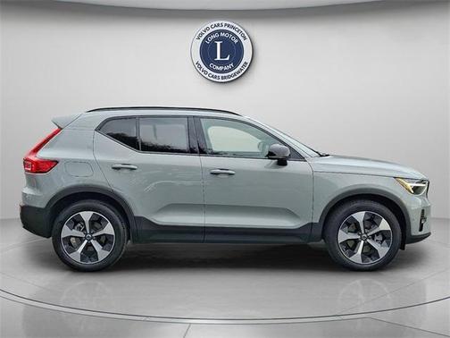 2025 Volvo XC40 B5 Plus Dark Theme
