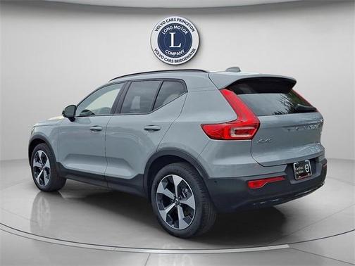 2025 Volvo XC40 B5 Plus Dark Theme