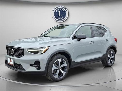 2025 Volvo XC40 B5 Plus Dark Theme