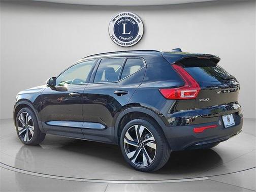 2025 Volvo XC40 B5 Plus Dark Theme