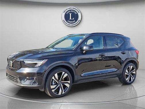 2025 Volvo XC40 B5 Plus Dark Theme