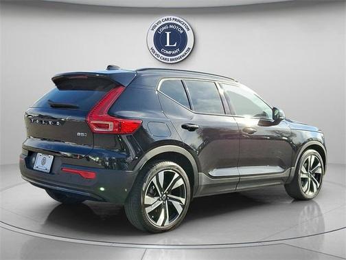 2025 Volvo XC40 B5 Plus Dark Theme