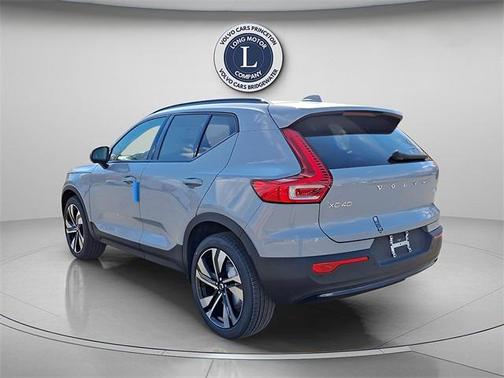 2025 Volvo XC40 B5 Plus Dark Theme