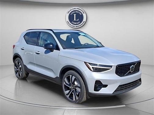 2025 Volvo XC40 B5 Plus Dark Theme